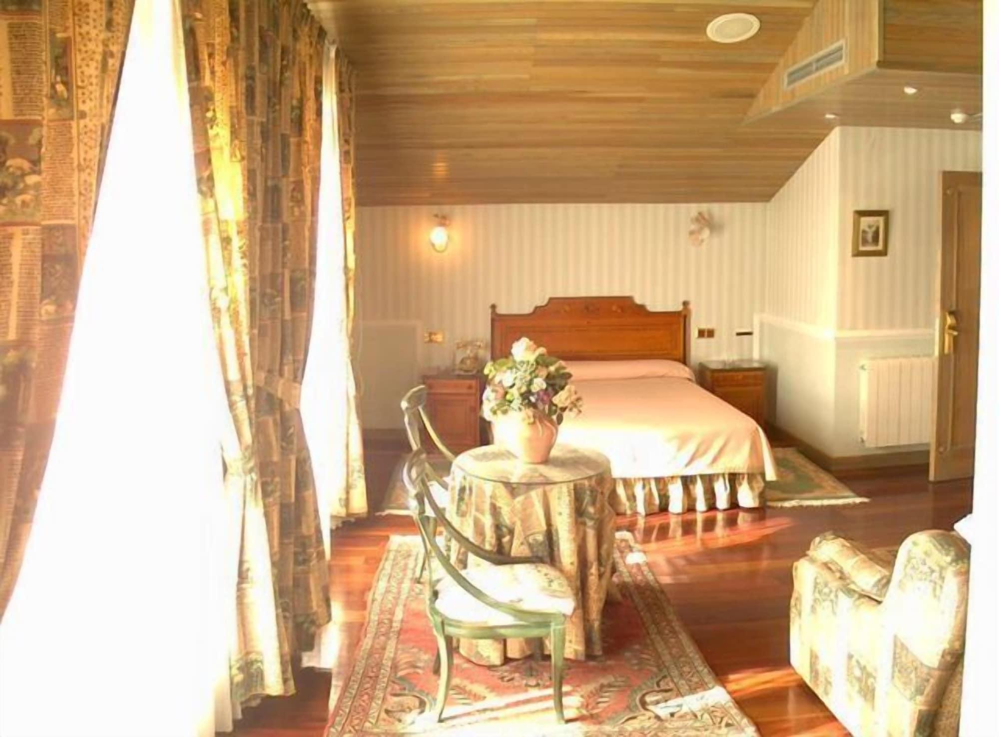 My Rooms City Hotel Camino De Santiago Лос-Томильярес Экстерьер фото